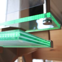 Escaliers intérieurs en chêne blanc et verre Escaliers intérieurs décoratifs en bois massif pour maison moderne Escalier flottant
