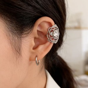Boucles d'oreilles à clip en forme de rose creuse, exquises, micro-pavées de zircon, sans perçage, bijoux floraux de luxe pour femmes - Product Image 4
