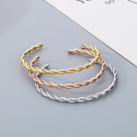 Brazalete Abierto de Acero Inoxidable con Baño de Oro PVD de 18K, Diseño de Cuerda Trenzada, Impermeable e Hipoalergénico