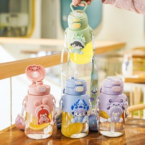 ขวดน้ำการ์ตูนสำหรับเด็กพร้อมสายสะพาย ฝาเปิดแบบพลิกพร้อมหลอดดูด พลาสติกปลอดสาร BPA สำหรับกิจกรรมกลางแจ้ง เดินป่า และกลับไปโรงเรียน - Product Image 1