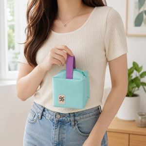 กระเป๋าจัดระเบียบผ้าแคนวาสแบบขายส่ง OEM พร้อมซิปและหูหิ้วด้านข้าง กระเป๋าเครื่องสำอางทรงสี่เหลี่ยมพิมพ์โลโก้ตามสั่ง สำหรับการเดินทางและใช้ในชีวิตประจำวัน - Product Image 5