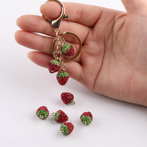 Perles en strass en forme de fraise avec trous de suspension pour la fabrication de bijoux DIY, accessoires en argile polymère, perles en vrac de forme irrégulière - Product Image 4