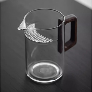 Taza de cristal de borosilicato de alta calidad con mango de madera, base gruesa y diseño minimalista para servir té - Product Image 1
