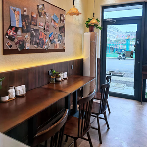 Restaurant convivial dans un quartier charmant, avec des meubles en bois massif et une conception d'intérieur d'usine complète - Product Image 3