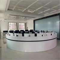 Console de Commande Moderne pour Centre de Contrôle et Salle de Réception – Idéale pour Aéroports, Tours, Écoles, Hôtels – Gestion des Câbles, Multi-Écrans