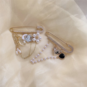 Broche de style Ins haut de gamme broche personnalisée et polyvalente broche perle strass pull corniche accessoire pour femme - Product Image 3