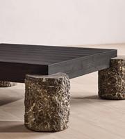 Table basse carrée sur mesure avec plateau en bois foncé, pieds cylindriques en pierre naturelle brute, style rustique Wabi Sabi, table de salon