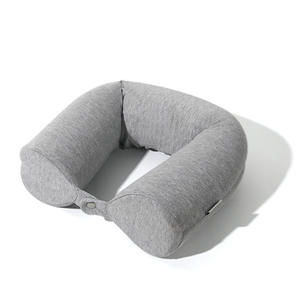 Coussin de voyage multifonctionnel en mousse à mémoire de forme en forme de U, gris clair, en polyester et coton, pour le soutien du cou et des lombaires - Product Image 1