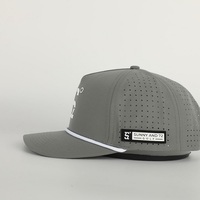 Gorras de golf impermeables de poliéster con logo de goma personalizado para hombre, con orificios cortados a láser, gorras de 5 paneles con cuerda, al por mayor