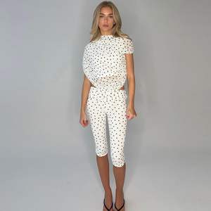 ชุดเซ็ตเสื้อครอปคอสูงลายจุดพร้อมกางเกงขายาวผ้าตาข่ายซีทรูสำหรับผู้หญิงจาก Voikerdr เหมาะสำหรับใส่ไปเที่ยวคลับ - Product Image 1