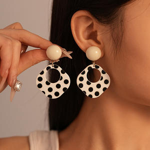 रेट्रो ऐक्रेलिक काले सफेद पोका डॉट स्क्वायर ज्यामितीय चांदी सुई इयररिंग्स फैशनेबल सादगी आला शीट्स - Product Image 2