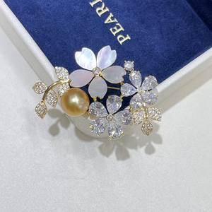 Broches de Perlas de Agua de Mar Doradas de 10-12 mm Recién Comprados, Ligeramente Imperfectos pero Perfectamente Elegantes - Product Image 1