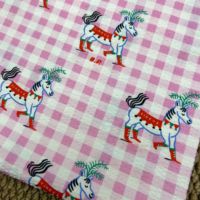 Tela 100% algodón con estampado de ponis, textura suave y arrugada, ideal para vestidos, faldas y blusas infantiles, 50 pulgadas.