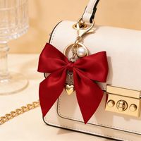 Porte-clés Nœud en Ruban de Soie Élégant avec Breloque Cœur Doré et Perle, Mignon Pendentif de Sac, Accessoire de Sac à Main, Cadeau pour Femme et Demoiselle d'honneur