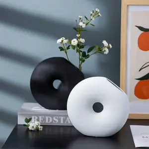 Modern Sederhana Keramik Hitam Putih Seni Bunga Vas Dekorasi Rumah Desain Donat Cincin Berbentuk Desktop Ornamen untuk Rumah Kantor