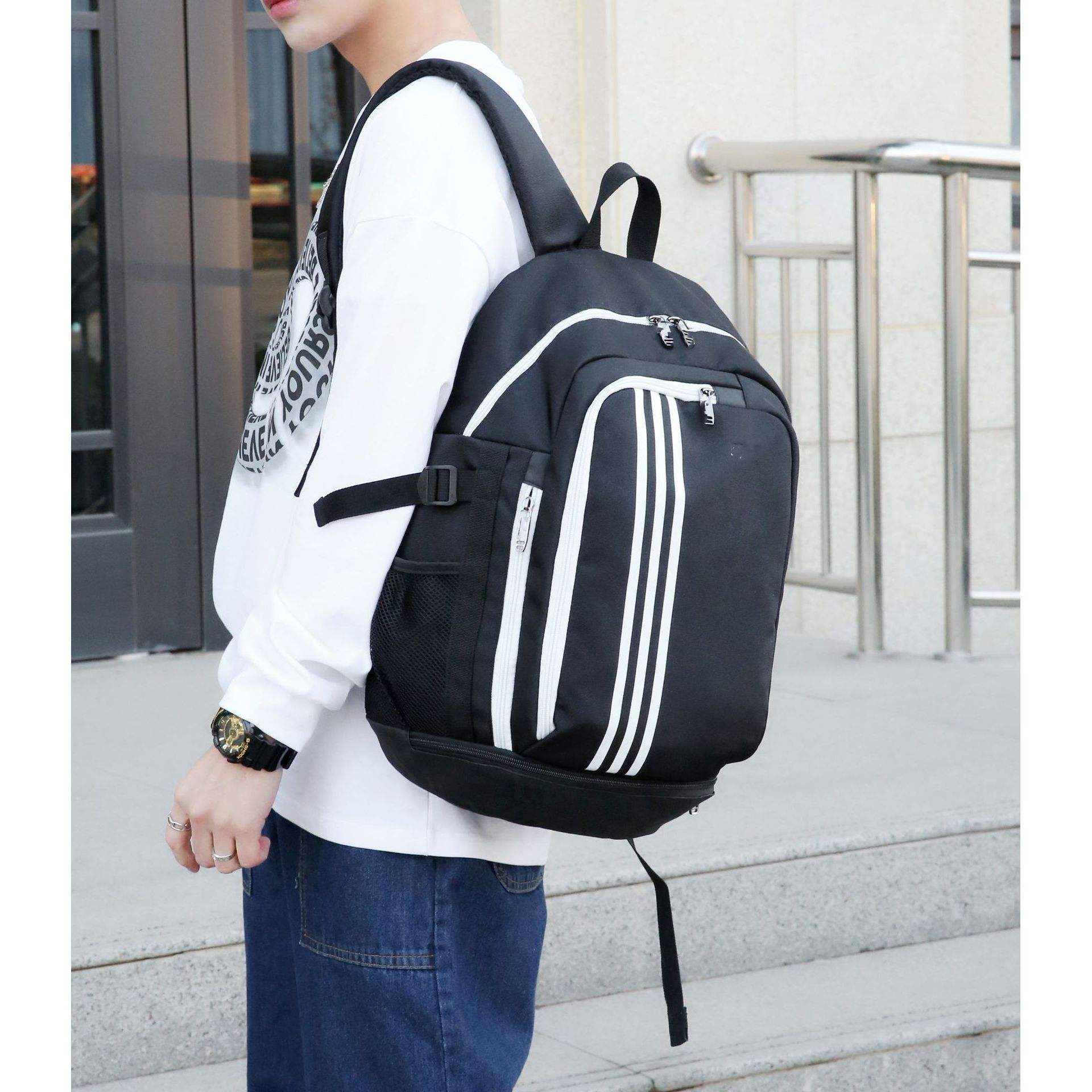 สีดำและสีขาวพร้อมซิปสีขาว