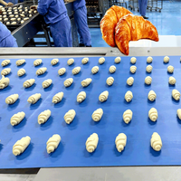 Ligne de production de rouleaux de cannelle croissants industriels YOSLON/Machine de fabrication de croissants automatique