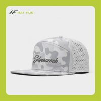 Casquette de baseball en nylon 5 panneaux personnalisée de haute qualité avec logo brodé, trous découpés au laser, imperméable et à séchage rapide pour le golf et le sport