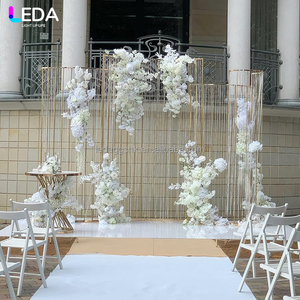 LEDA Bodas y Eventos, Nuevo Arco Metálico Rectangular Dorado Moderno con Cadena de Cuentas y Flores Colgantes - Product Image 1