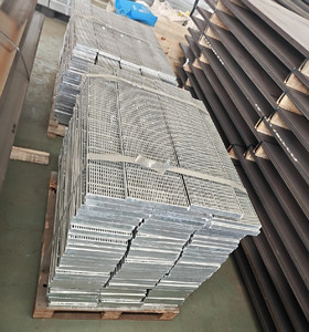 <span class=keywords><strong>Grigliato</strong></span> in Acciaio Forato Zincato, Pannello Perforato per Copertura di Canali di Drenaggio, Passerelle Industriali, Piattaforme e Gradini - Product Image 4