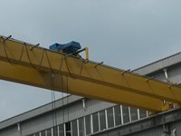 Pont roulant à double poutre avec commande PLC, entraînement par moteur à engrenages, fonctionnement au sol et à distance pour levage industriel haute capacité