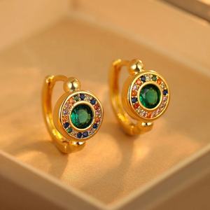 Boucles d'oreilles clous micro-incrustées de diamants colorés, haut de gamme, style européen et américain, géométriques tendance, en argent S925 plaqué or pour femme - Product Image 1