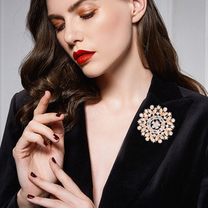 Moda luxuosa exclusiva das mulheres jóias Material da liga com diamante AB broche do diamante para o vestido atraente do terno - Product Image 3