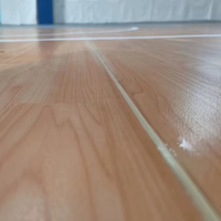 Plancher de sport antidérapant à l'aspect bois de 4.5mm Plancher commercial en vinyle PVC pour terrain de basket intérieur