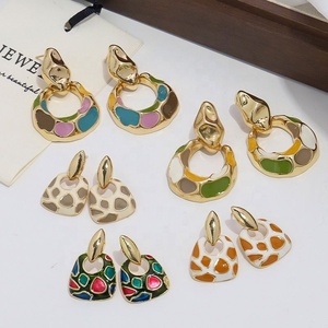 ต่างหูผู้หญิงสไตล์ยุโรป-อเมริกัน ย้อนยุค หรูหราเบาๆ ระดับไฮเอนด์ ดีไซน์เรขาคณิต ลงสีแบบหยดน้ำ วัสดุอัลลอย - Product Image 2