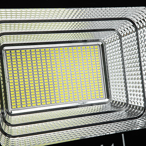 Projecteur LED Solaire 200W IP67 Étanche Extérieur 5000K Lumière du Jour Corps en Aluminium Semi-Encastré Éclairage de Jardin Certifié CE - Product Image 6