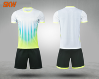 Kain Mesh Poliester 100% Ringan dan Bernapas, Cetak Digital Bergaris, Kerah Bulat, Lengan Pendek, Jersey Latihan Sepak Bola Musim Panas