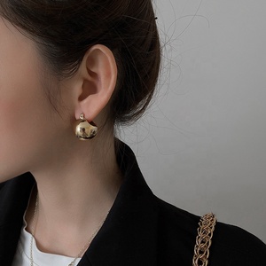 Boucles <span class=keywords><strong>d</strong></span>'oreilles créoles MICCI en acier inoxydable plaqué or 18 carats PVD, personnalisées, avec motif boule creuse, style statement - Product Image 2