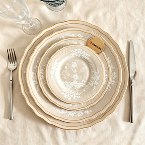 Assiettes en porcelaine fine beige, personnalisables (couleur et logo), décorations florales, service de vaisselle en céramique, assiettes de présentation pour événements (mariages et fêtes), location et décoration - Product Image 1