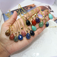 NN1214 Collier chaîne avec pendentif goutte en pierre de quartz cristal de guérison, serti de pierres précieuses, plaqué or, pour femme