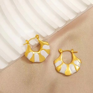 Boucles d'oreilles créoles en acier inoxydable plaqué or 18 carats PVD avec émail pour femmes |   Design élégant et coloré |   Hypoallergénique et inaltérable - Product Image 4