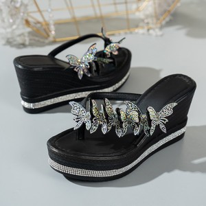 Sandali con Zeppa da Donna con Decorazione a Farfalla in Strass - Ciabatte Nere con Plateau Slip-On Scarpe Estive alla Moda per Feste Plus - Product Image 5