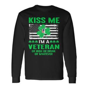 T-shirt a maniche lunghe Kiss Me I'm A Veteran Irish per il giorno di San Patrizio - Product Image 1