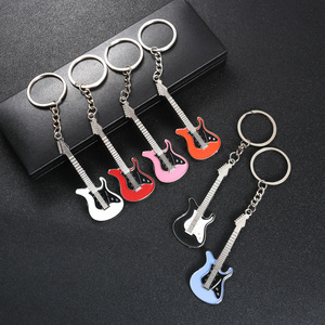 Nueva moda guitarra llavero Metal llavero lindo Musical coche llavero Color plata colgante personalizado metal llavero - Product Image 2