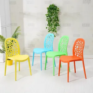 El fabricante suministra directamente la silla apilable al aire libre Silla de café Silla de comedor de plástico moderno