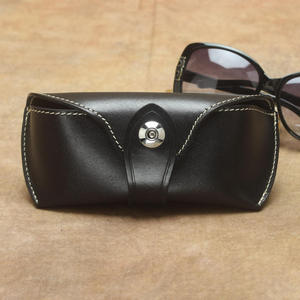 Étui à lunettes rétro fait main AndoBag en cuir de vache véritable, sac à lunettes à cordon, cuir tanné, boucle magnétique, poche - Product Image 6
