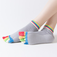 Chaussettes de Pilates à cinq doigts en silicone coloré avec option bout entier ou demi-bout pour la location en studio, mélange de couleurs