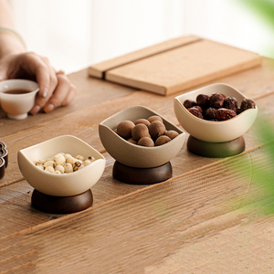 Ensemble de vaisselle en céramique artisanale moderne avec base en bois pour desserts, collations, fruits et glaces - Product Image 2