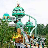Aire de jeux extérieure sur mesure sur le thème des parcs d'attractions, grands toboggans pour enfants, tours de grimpe et filets d'escalade, adaptées aux parcs et aux stations balnéaires