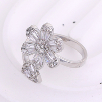 Bague de luxe exquise motif fleur de prunier, accessoire de mode féminin élégant, idéale pour le quotidien et les soirées.