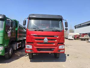 Camión rociador HOWO de servicio pesado con motor de rueda motriz 4x2 y componentes de motor central para camión cisterna de agua chino - Product Image 3