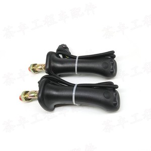 ยางหุ้มมือจับรถขุดฮุนได R60 150 200 215 225-9 แบบสามปุ่ม พร้อมฝาครอบกันฝุ่น อะไหล่เครื่องจักรก่อสร้าง - Product Image 1