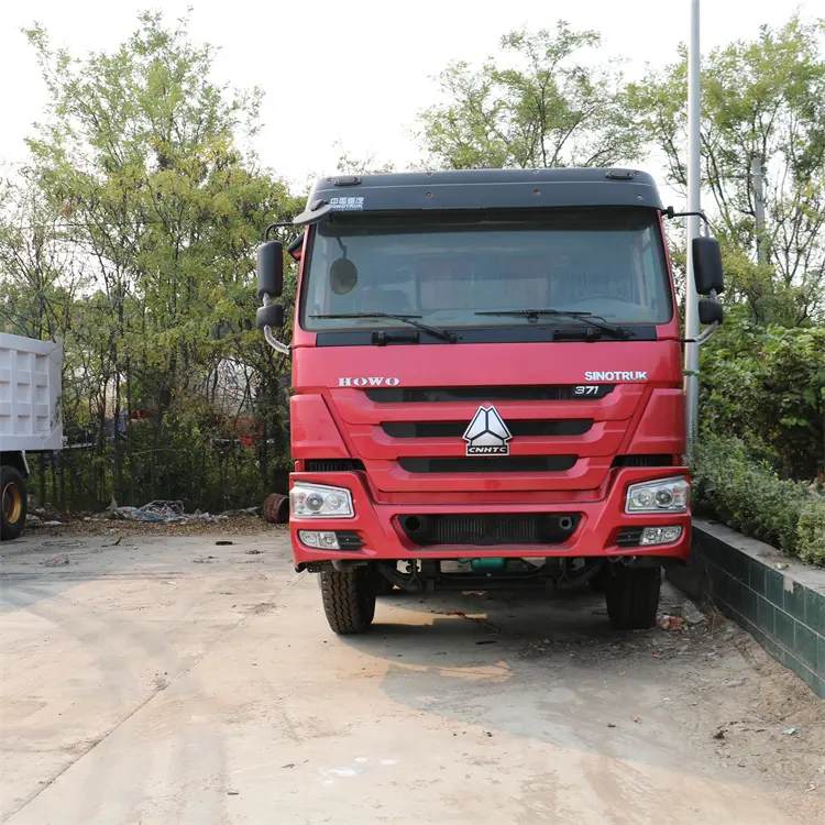 Tête de camion à benne basculante Howo d'occasion de marque fournisseur chinoise 6x4 8x4 à vendre Voiture de traction de camion d'importation et d'exportation