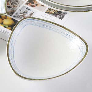 Juego de tazones de melamina de forma irregular, en forma de corazón, triangular y ovalada, con borde dorado, para uso en restaurantes y fiestas. - Product Image 3