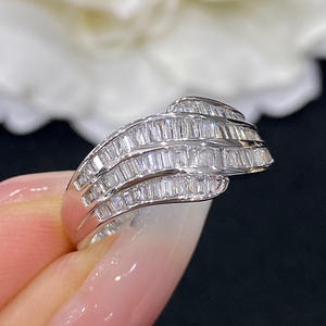 Anello di Lusso da Donna in Oro Giallo con Diamanti Taglio Baguette Colore G Naturale Stile Fidanzamento T0708 - Product Image 2