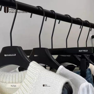 Présentoirs en <span class=keywords><strong>bois</strong></span> de luxe avec logo personnalisé pour costumes, manteaux et chemises haut de gamme - Large - Épaules noires, pour magasin de vêtements - Product Image 3